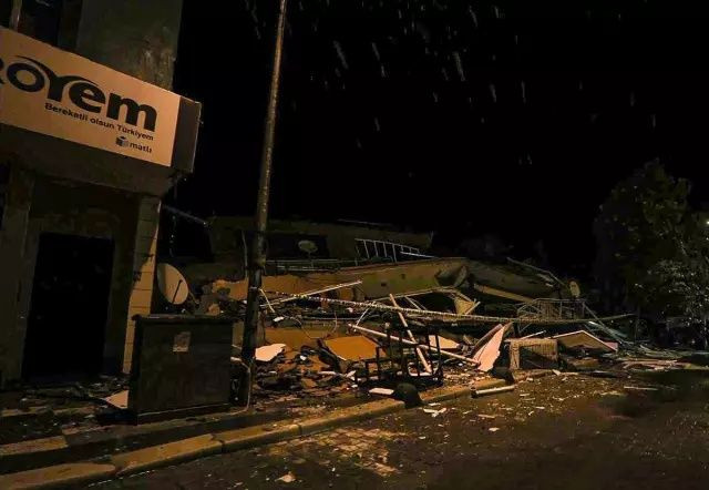 Balıkesir'de kabus gibi gece! 6.1'lik depremin hasarı gün ağarınca ortaya çıktı! İşte yıkım görüntüleri... - Sayfa 1