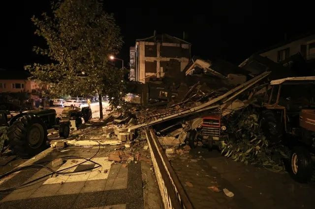 Balıkesir'de kabus gibi gece! 6.1'lik depremin hasarı gün ağarınca ortaya çıktı! İşte yıkım görüntüleri... - Sayfa 7