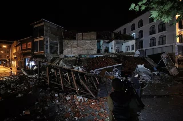 Balıkesir'de kabus gibi gece! 6.1'lik depremin hasarı gün ağarınca ortaya çıktı! İşte yıkım görüntüleri... - Sayfa 6