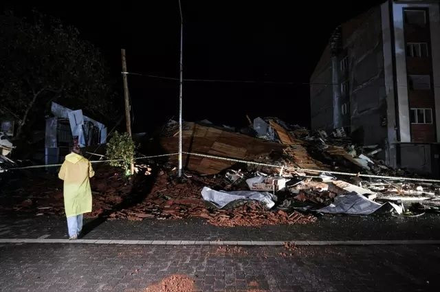 Balıkesir'de kabus gibi gece! 6.1'lik depremin hasarı gün ağarınca ortaya çıktı! İşte yıkım görüntüleri... - Sayfa 10