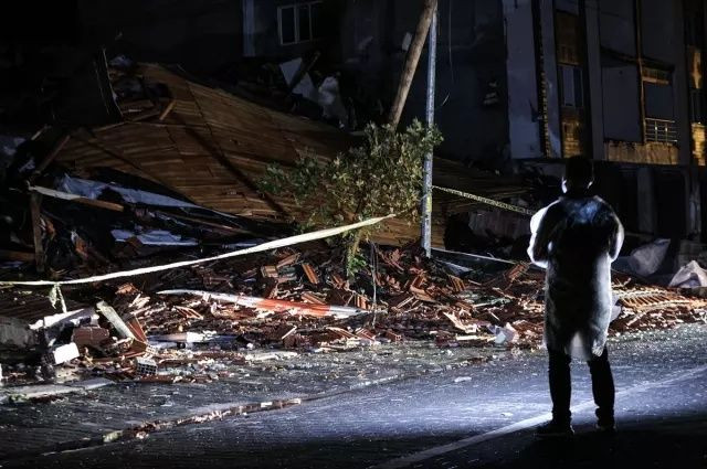Balıkesir'de kabus gibi gece! 6.1'lik depremin hasarı gün ağarınca ortaya çıktı! İşte yıkım görüntüleri... - Sayfa 18