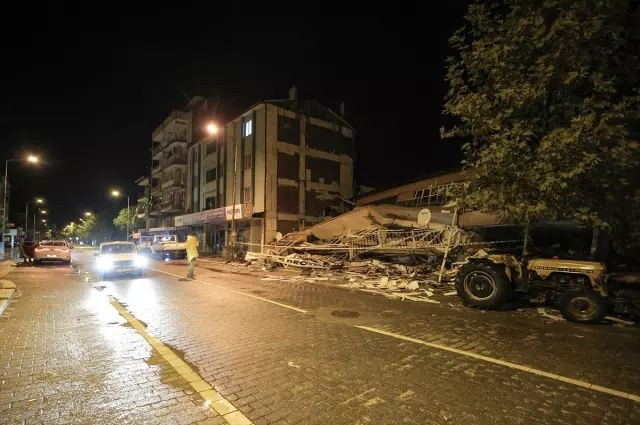 Balıkesir'de kabus gibi gece! 6.1'lik depremin hasarı gün ağarınca ortaya çıktı! İşte yıkım görüntüleri... - Sayfa 17