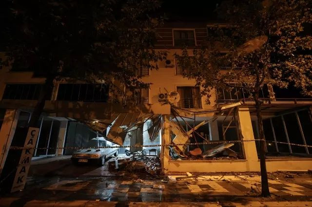 Balıkesir'de kabus gibi gece! 6.1'lik depremin hasarı gün ağarınca ortaya çıktı! İşte yıkım görüntüleri... - Sayfa 14