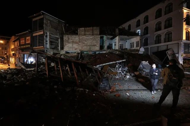 Balıkesir'de kabus gibi gece! 6.1'lik depremin hasarı gün ağarınca ortaya çıktı! İşte yıkım görüntüleri... - Sayfa 5