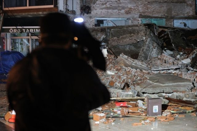 Balıkesir'de kabus gibi gece! 6.1'lik depremin hasarı gün ağarınca ortaya çıktı! İşte yıkım görüntüleri... - Sayfa 4