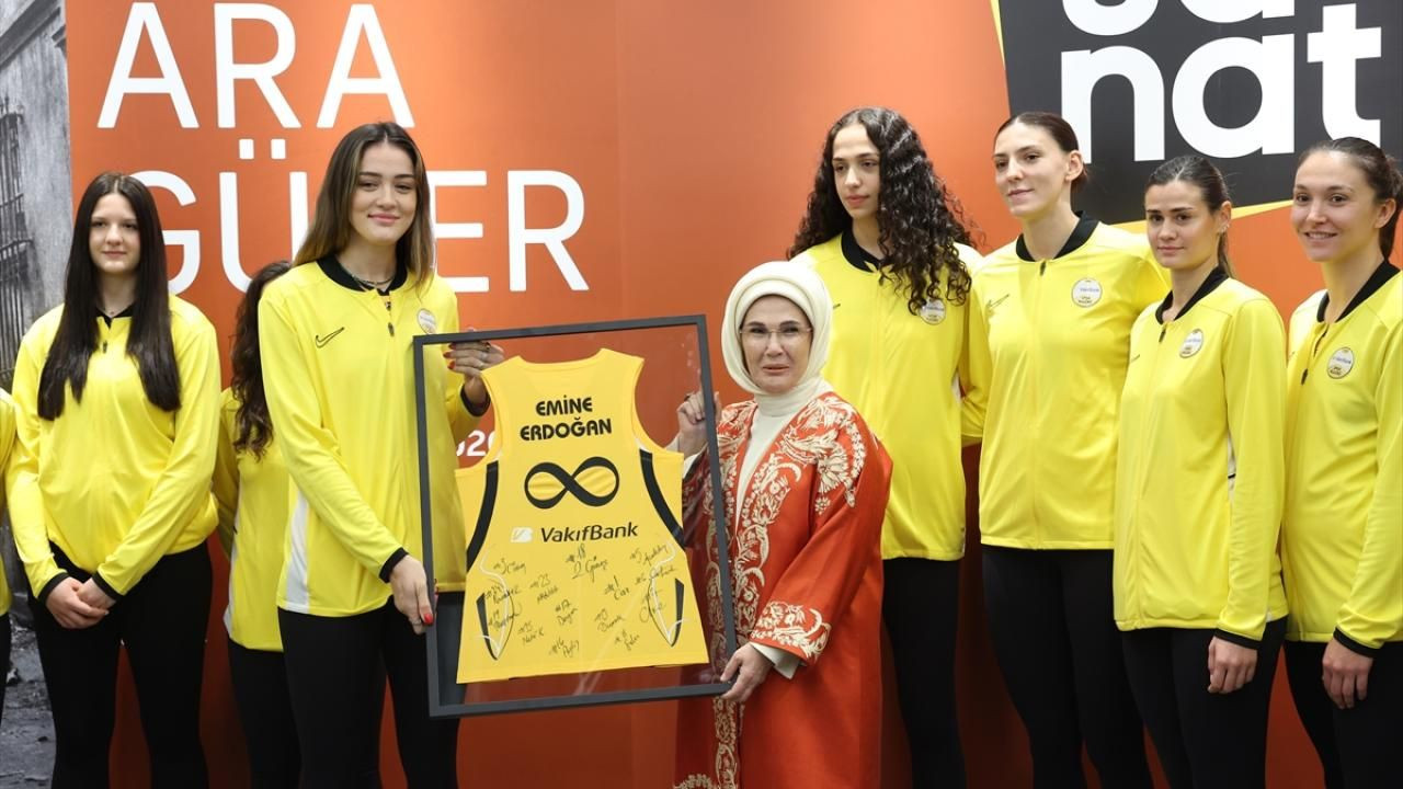 Emine Erdoğan, VakıfBank Sanat Galerisi'nin açılışına katıldı - Sayfa 3