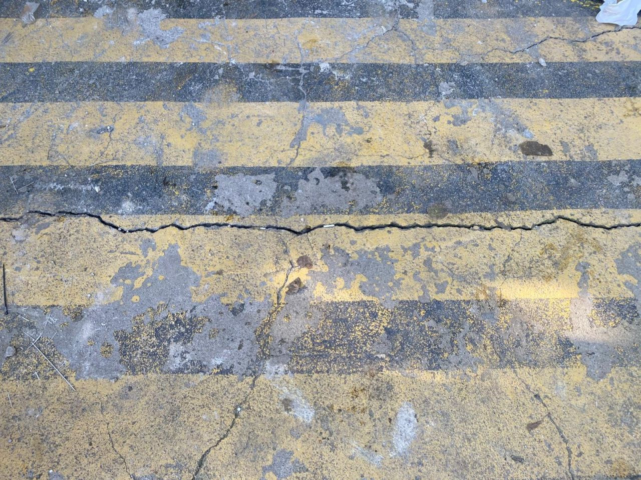 Gebze faciası hafızalardan silinmemişken İstanbul'un kalbinde yapı krizi! İki katlı binanın kolonlarında patlama sesleri, zeminde çatlak ve kayma meydana geldi - Sayfa 7