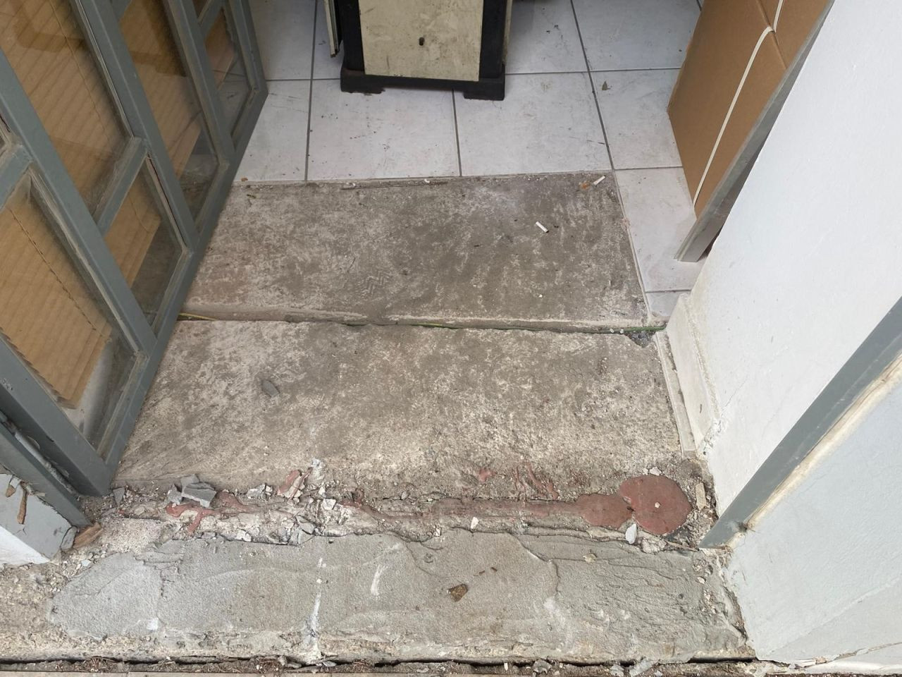 Gebze faciası hafızalardan silinmemişken İstanbul'un kalbinde yapı krizi! İki katlı binanın kolonlarında patlama sesleri, zeminde çatlak ve kayma meydana geldi - Sayfa 2