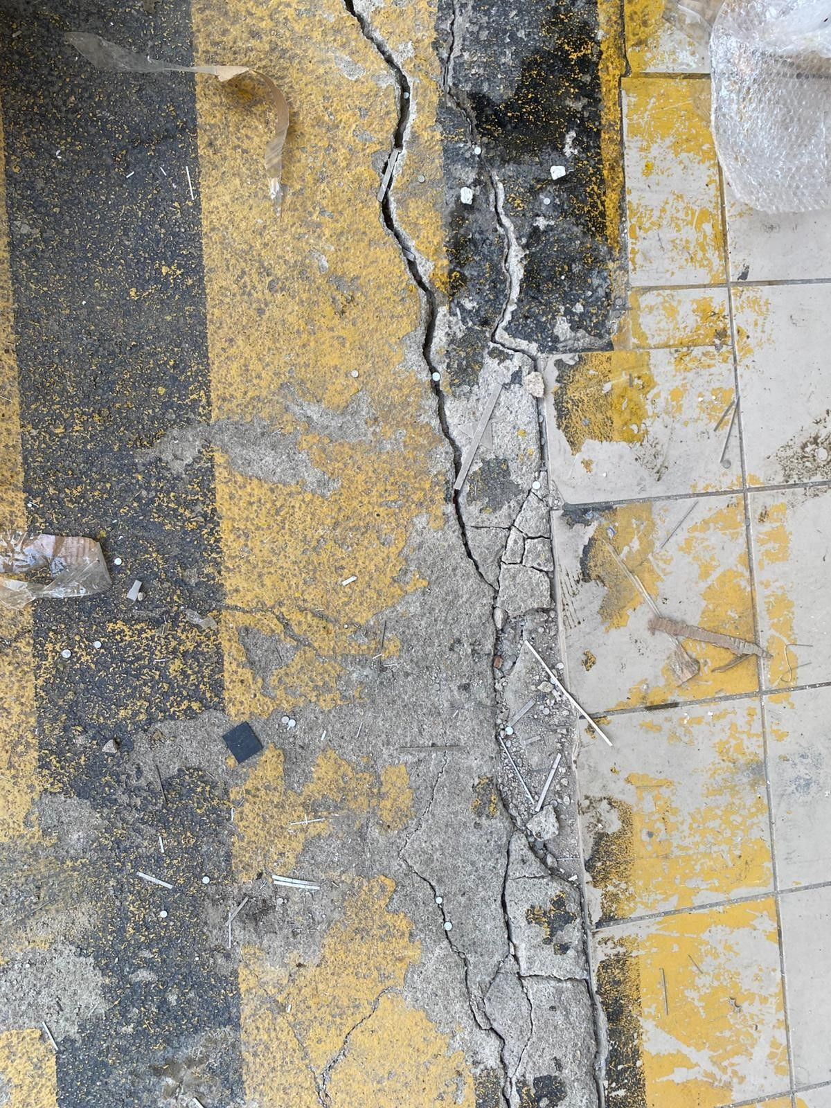 Gebze faciası hafızalardan silinmemişken İstanbul'un kalbinde yapı krizi! İki katlı binanın kolonlarında patlama sesleri, zeminde çatlak ve kayma meydana geldi - Sayfa 1