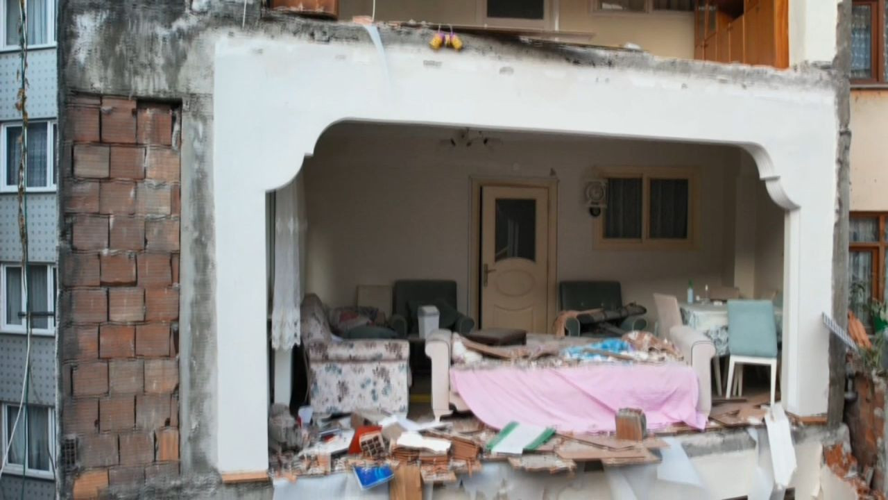 Kentsel dönüşüm faciası! Duvarı yok, eşyaları yıkıntıda: 67 yaşındaki Behiye teyze kabus yaşadı - Sayfa 4