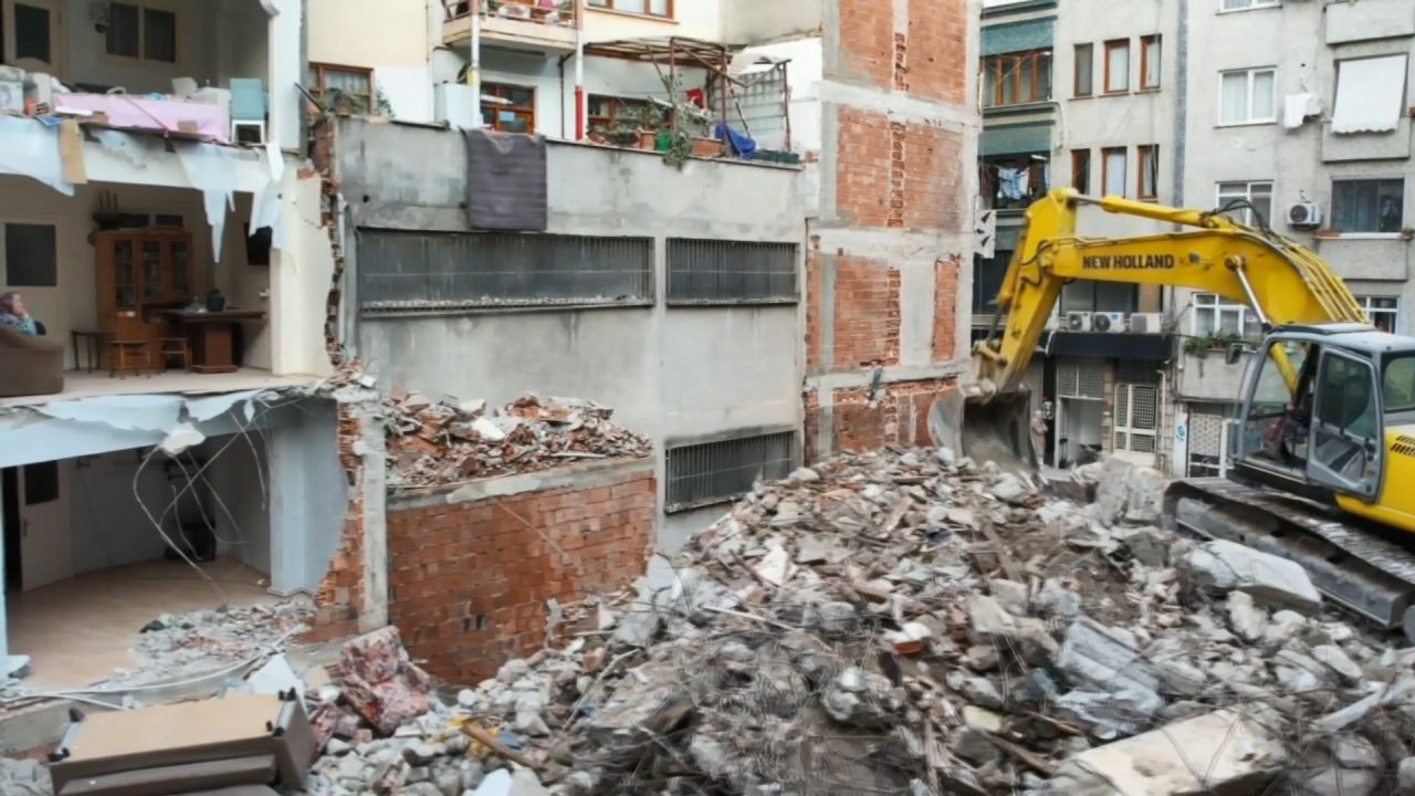 Kentsel dönüşüm faciası! Duvarı yok, eşyaları yıkıntıda: 67 yaşındaki Behiye teyze kabus yaşadı - Sayfa 3