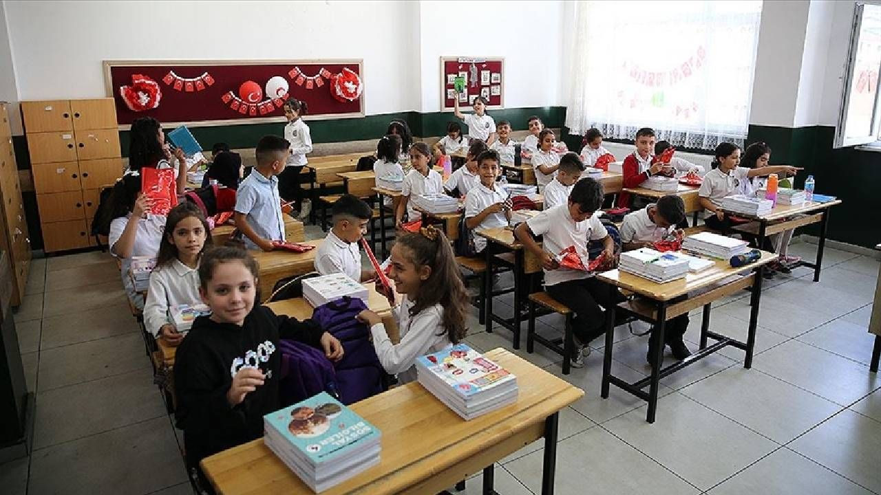 MEB’den müfredat hamlesi! İlkokullarda bilinçli tüketici dersi başlıyor: Çocuklar erken yaşta haklarını öğrenecek - Sayfa 4