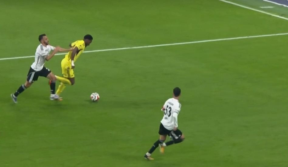 Maç sonrası Trio ekibi şok gerçeği açıkladı! Fenerbahçe'nin 2 penaltısı verilmemiş, resmen hakem Fener'i doğramış! - Sayfa 10