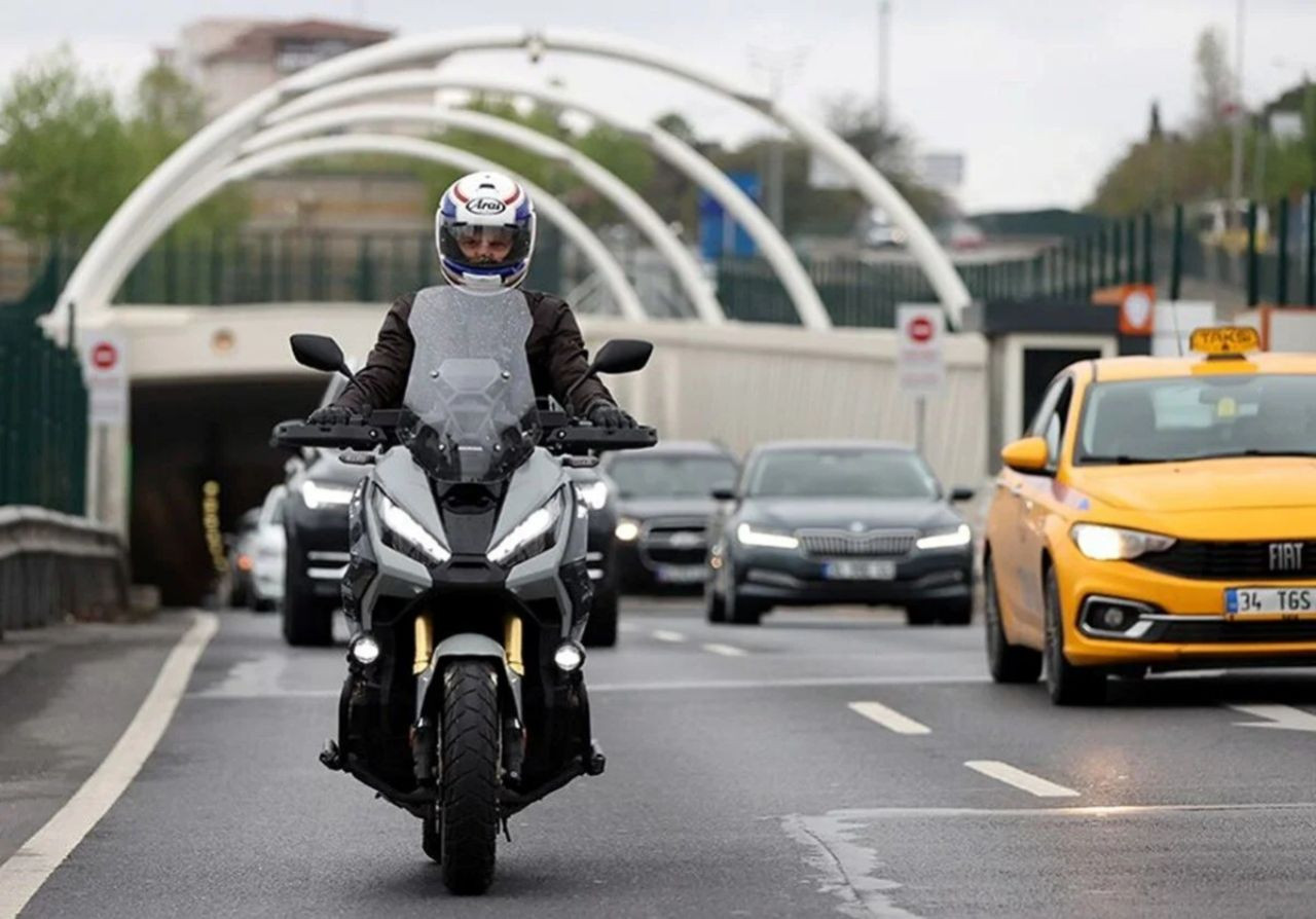 Trafikte “üçlü koruma” devri başladı! Eldiven, gözlük ve kask olmadan yola çıkmak yasak! Cezası var - Sayfa 4