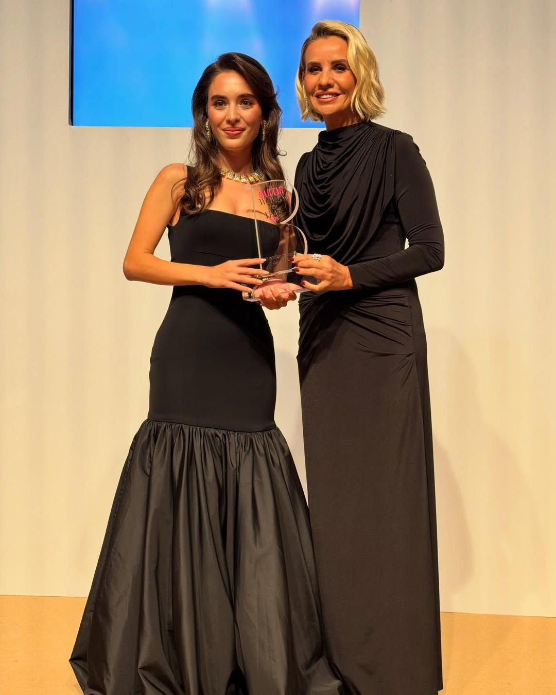 Esra Erol, tarzıyla ödül gecesine damga vurdu - Sayfa 3