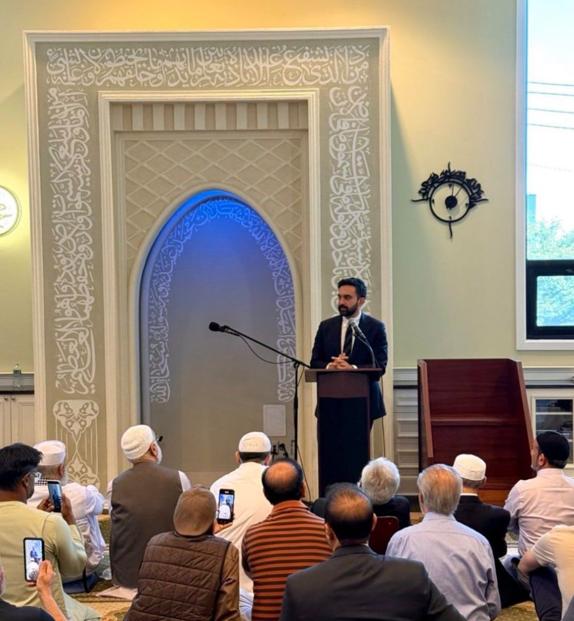 Filistin yanlısı, halkçı ve cesur: New York’un yeni Müslüman Belediye Başkanı Zohran Mamdani kimdir? Son 1 haftada cuma namazına gitti, şabat yemeğine katıldı, kilise ayininde konuştu ve gay barda DJ'lik yaptı - Sayfa 2