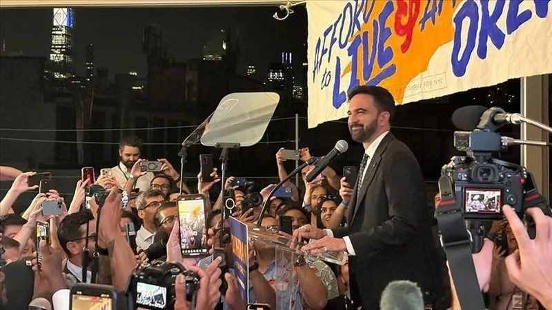 Filistin yanlısı, halkçı ve cesur: New York’un yeni Müslüman Belediye Başkanı Zohran Mamdani kimdir? Son 1 haftada cuma namazına gitti, şabat yemeğine katıldı, kilise ayininde konuştu ve gay barda DJ'lik yaptı - Sayfa 12