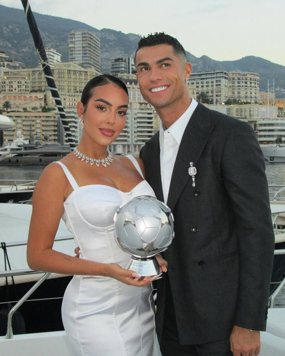 Milyon dolarlık yüzükle evlenme teklifi etmişti! Cristiano Ronaldo, Georgina Rodriguez ile nikah masasına oturacağı tarihi açıkladı - Sayfa 2