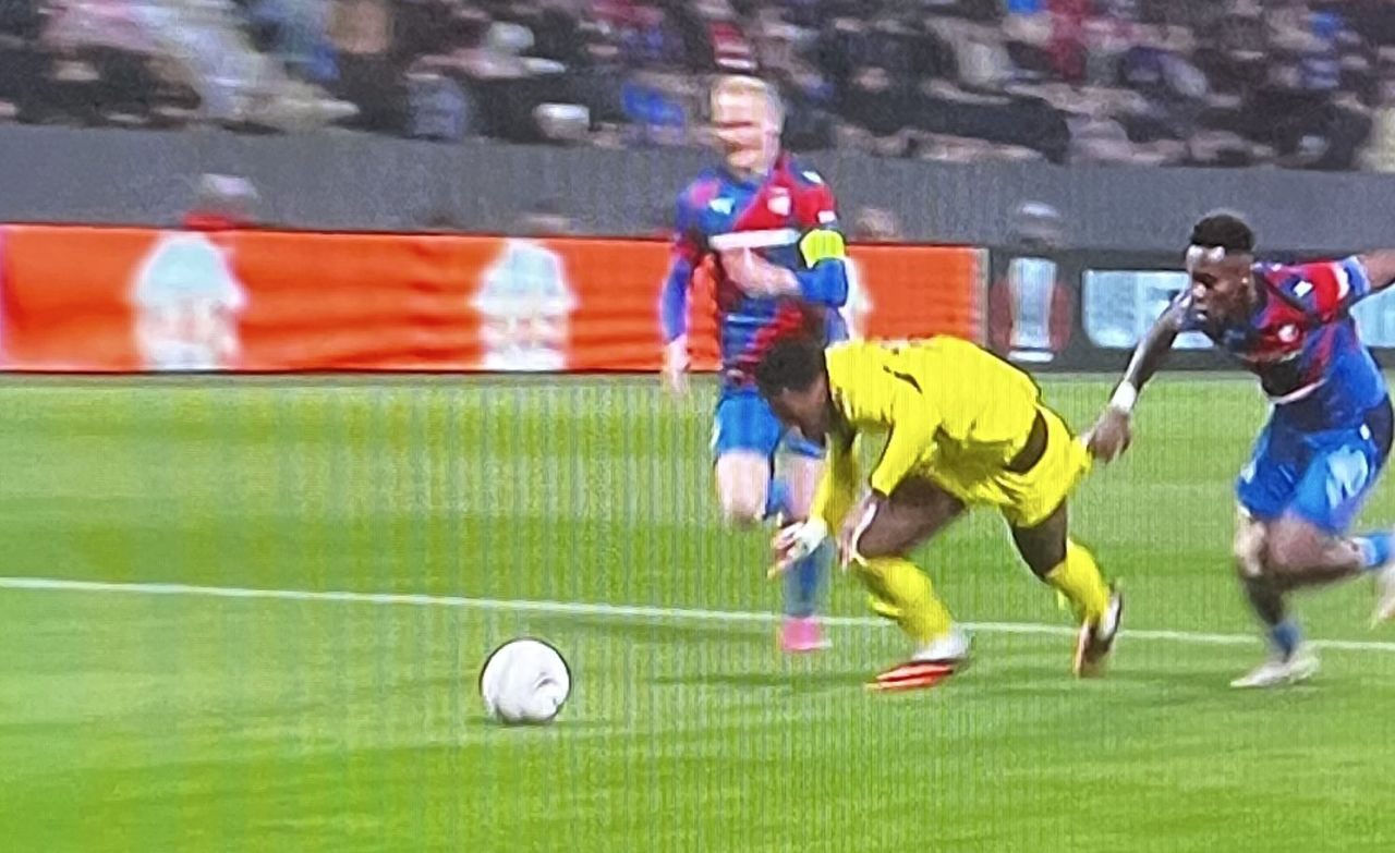 Penaltı skandalı gündemi salladı! Eski hakem ve spor yazarlarından Victoria Plzen maçı hakemi Allard Lindhout için çok sert sözler: Futbolu bilmemek, korkaklık, eyyam ve tam bir skandal karar - Sayfa 2