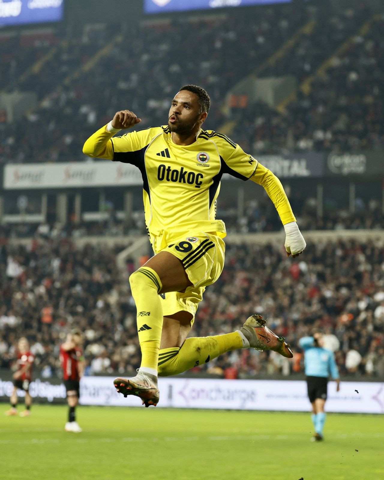 Penaltı skandalı gündemi salladı! Eski hakem ve spor yazarlarından Victoria Plzen maçı hakemi Allard Lindhout için çok sert sözler: Futbolu bilmemek, korkaklık, eyyam ve tam bir skandal karar - Sayfa 4