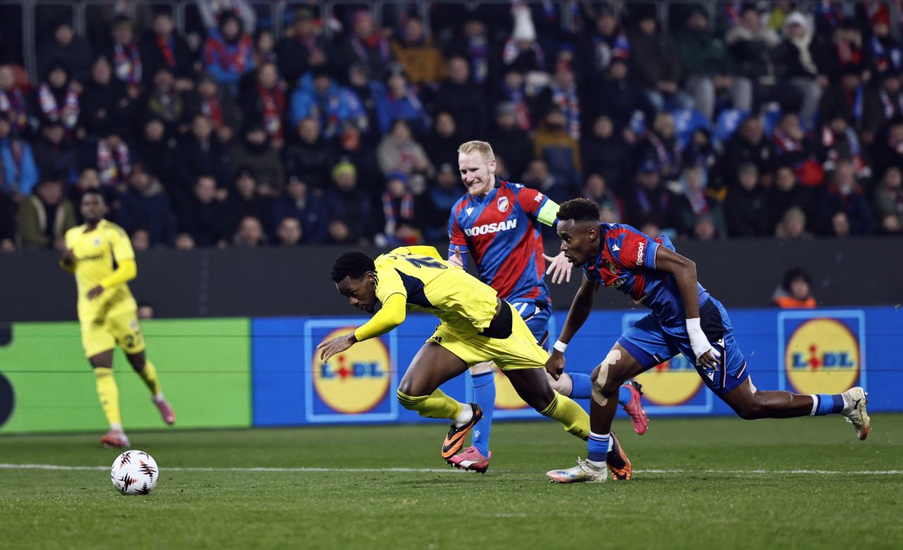 Penaltı skandalı gündemi salladı! Eski hakem ve spor yazarlarından Victoria Plzen maçı hakemi Allard Lindhout için çok sert sözler: Futbolu bilmemek, korkaklık, eyyam ve tam bir skandal karar - Sayfa 1