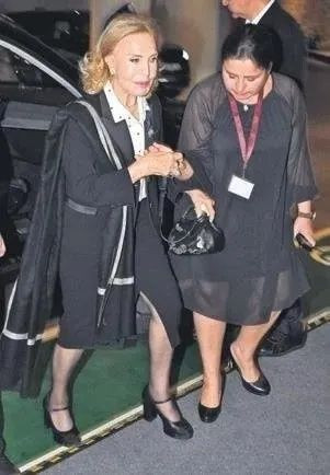 Koç anma töreninde aşk krizi! Caroline Koç merhum eşinin anma gecesine sevgilisiyle geldi! - Sayfa 5