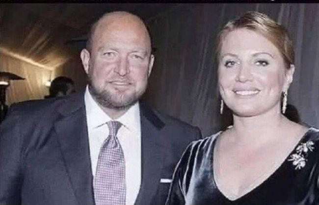 Koç anma töreninde aşk krizi! Caroline Koç merhum eşinin anma gecesine sevgilisiyle geldi! - Sayfa 6