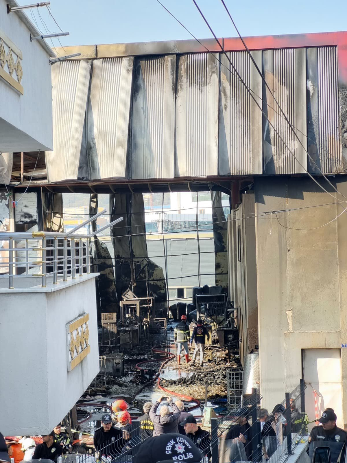 6 işçi yanarak can verdi, patron firari! Kocaeli Dilovası'nda parfüm fabrikasındaki yangında ölenlerin kimlikleri belli oldu! Faciadan kaçış anı kamerada... - Sayfa 3