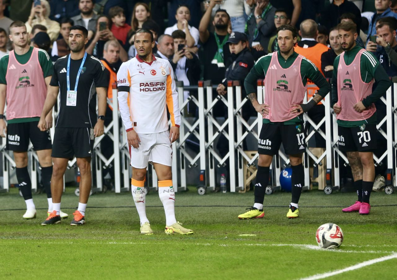 "Galatasaray birilerinin tatmin olacağı yer değil! Onun için herkes aklını başına alsın!" Hasan Şaş canlı yayında açtı ağzını yumdu gözünü - Sayfa 7