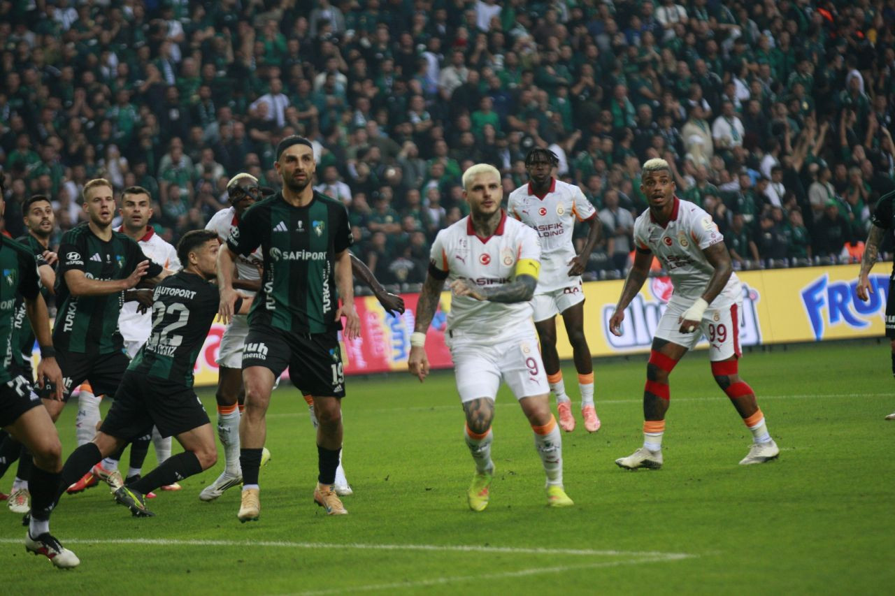 "Galatasaray birilerinin tatmin olacağı yer değil! Onun için herkes aklını başına alsın!" Hasan Şaş canlı yayında açtı ağzını yumdu gözünü - Sayfa 5