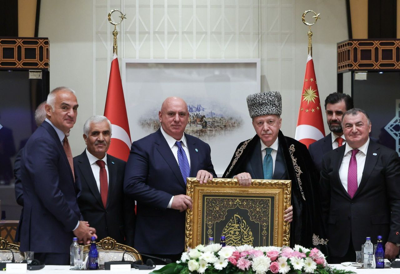 Ahıska Türkleriyle gönül buluşması: Cumhurbaşkanı Erdoğan’a kalpak hediye edildi - Sayfa 2