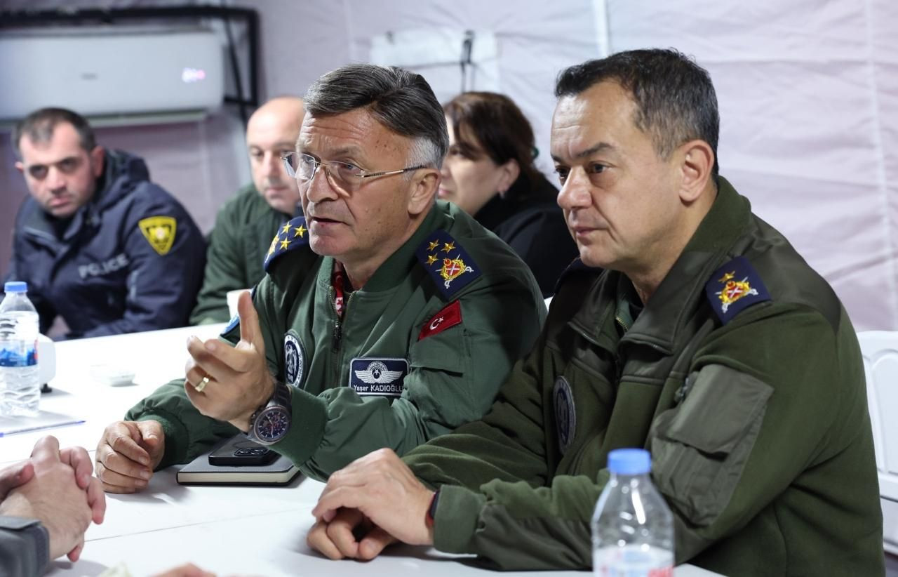 Kaza kırım ekibi olay yerinde! MSB görüntüleri paylaştı... Şehitlerimizin naaşları "Koca Yusuf" uçağı ile Türkiye'ye getirilecek! - Sayfa 2