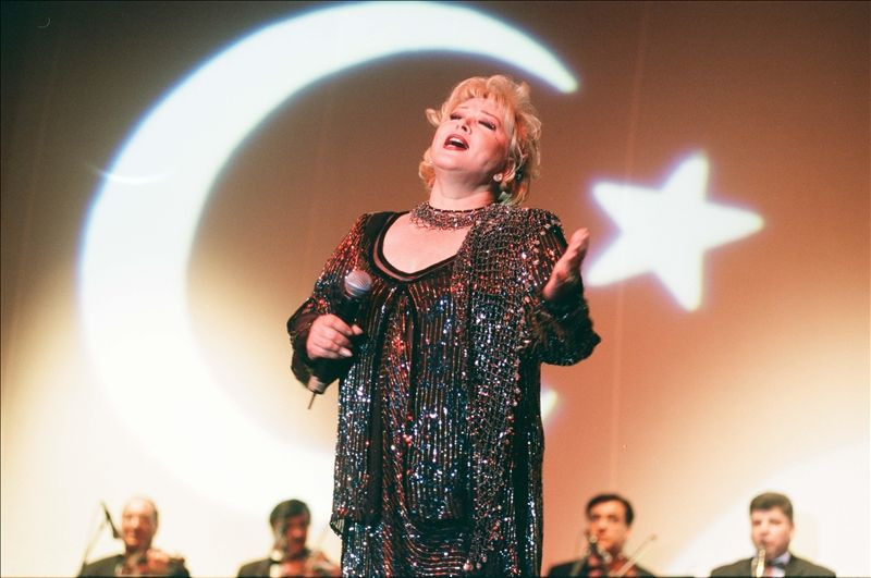 Bülent Ersoy, Muazzez Abacı'nın acı haberiyle kahroldu! 'Bu gece benim içimi yaktın' - Sayfa 1