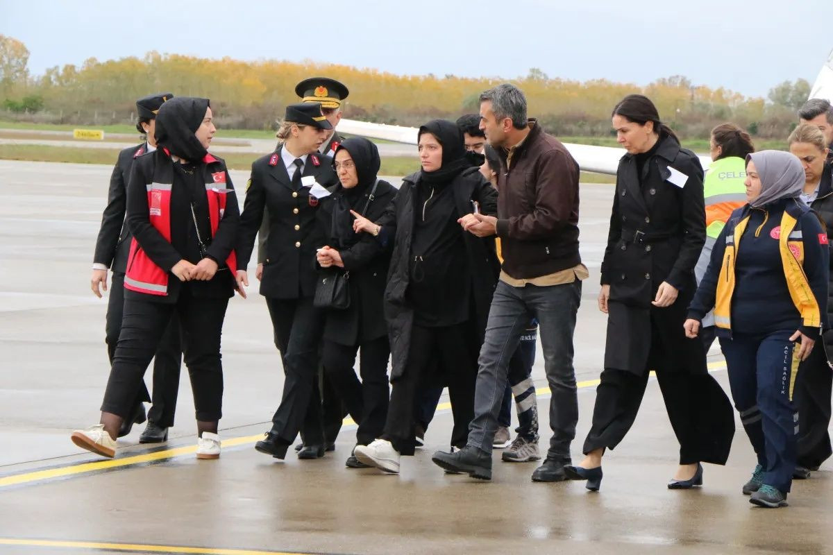 Hamile eşi doğumu bekliyordu… Şehit Emre Altıok’u kız kardeşi ağabeyinin cenazesini onun kepini takarak asker selamıyla karşıladı - Sayfa 1