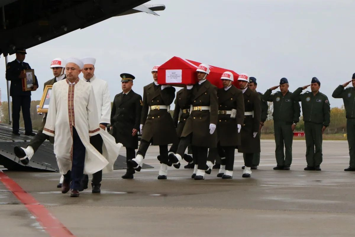 Hamile eşi doğumu bekliyordu… Şehit Emre Altıok’u kız kardeşi ağabeyinin cenazesini onun kepini takarak asker selamıyla karşıladı - Sayfa 3