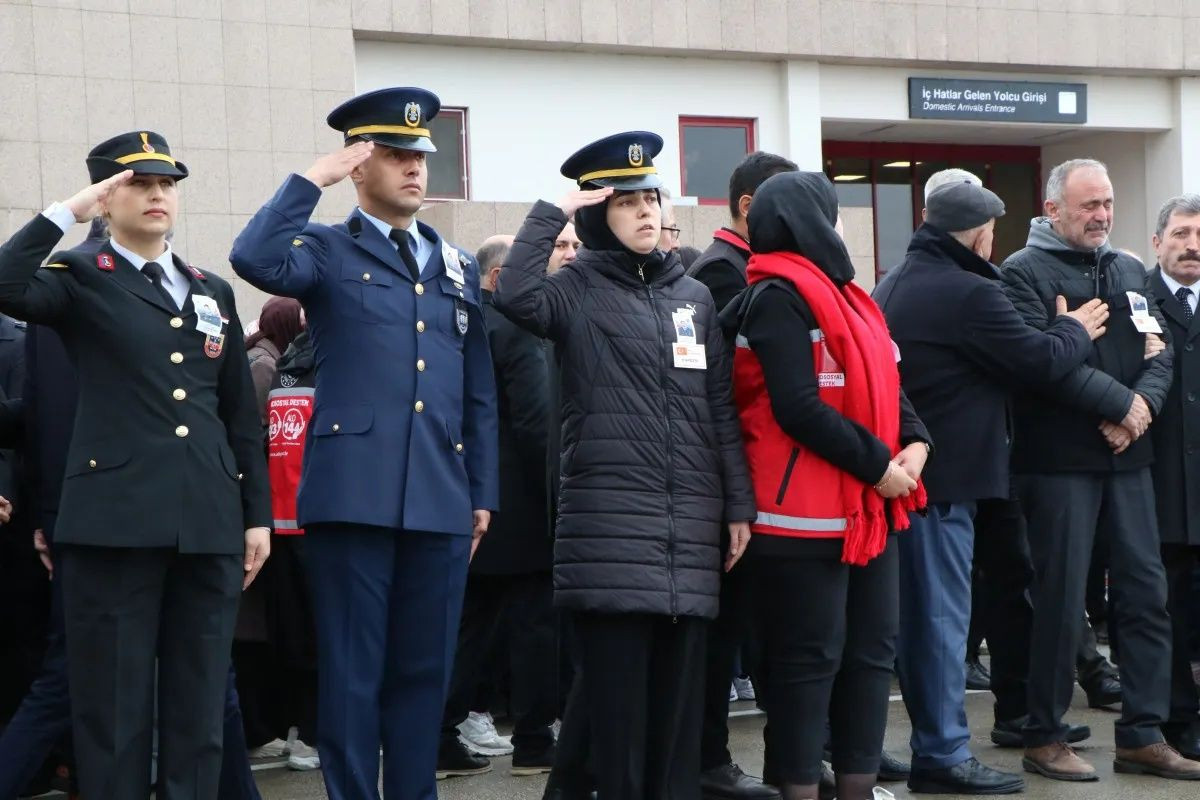 Hamile eşi doğumu bekliyordu… Şehit Emre Altıok’u kız kardeşi ağabeyinin cenazesini onun kepini takarak asker selamıyla karşıladı - Sayfa 2