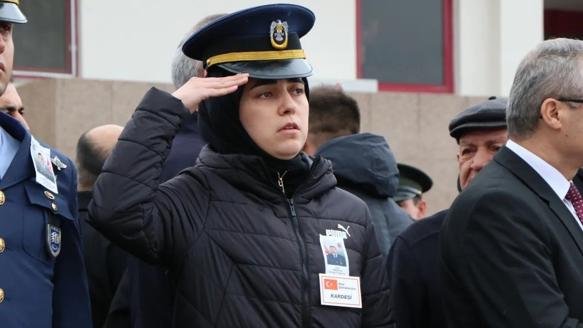 Hamile eşi doğumu bekliyordu… Şehit Emre Altıok’u kız kardeşi ağabeyinin cenazesini onun kepini takarak asker selamıyla karşıladı - Sayfa 5