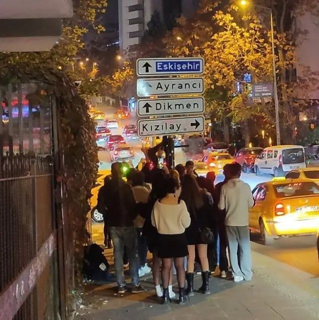 Ankara Büyükşehir Belediyesi’nden ilginç önlem: Viral olan Kızılay tabelasının etrafına dikenli tel çekildi! - Sayfa 2