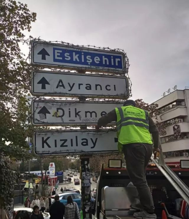 Ankara Büyükşehir Belediyesi’nden ilginç önlem: Viral olan Kızılay tabelasının etrafına dikenli tel çekildi! - Sayfa 4