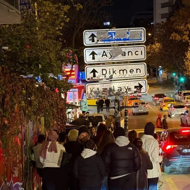 Ankara Büyükşehir Belediyesi’nden ilginç önlem: Viral olan Kızılay tabelasının etrafına dikenli tel çekildi! - Sayfa 3