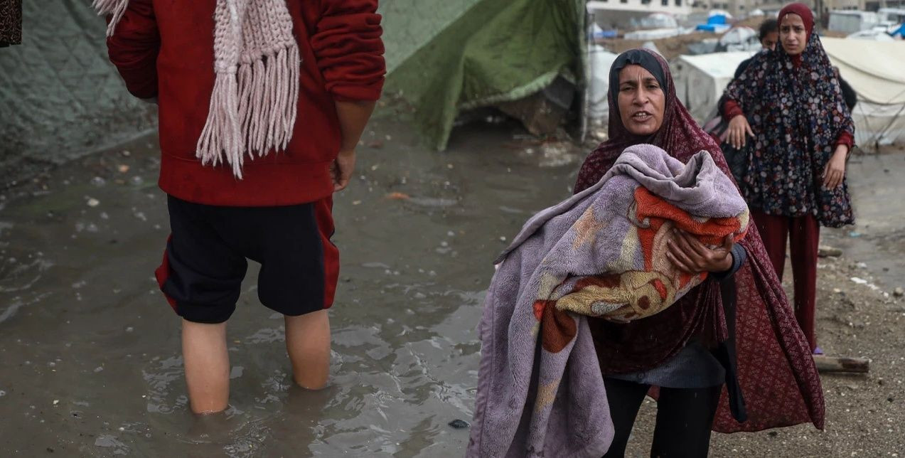 Gazze’yi bu kez sel vurdu! Şiddetli yağış çadırları su altında bıraktı: Lağım suları, hastalık riski ve ‘saatli bomba’ uyarısı... - Sayfa 1