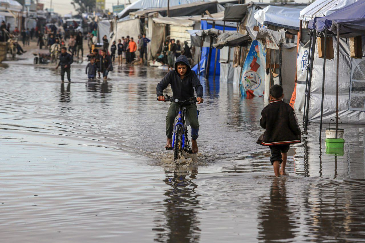 Gazze’yi bu kez sel vurdu! Şiddetli yağış çadırları su altında bıraktı: Lağım suları, hastalık riski ve ‘saatli bomba’ uyarısı... - Sayfa 6