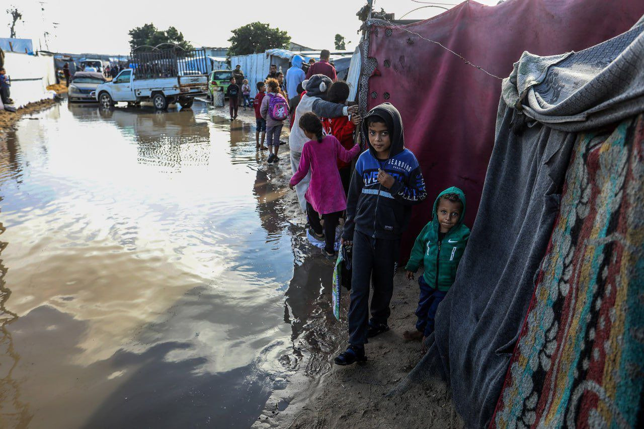 Gazze’yi bu kez sel vurdu! Şiddetli yağış çadırları su altında bıraktı: Lağım suları, hastalık riski ve ‘saatli bomba’ uyarısı... - Sayfa 2