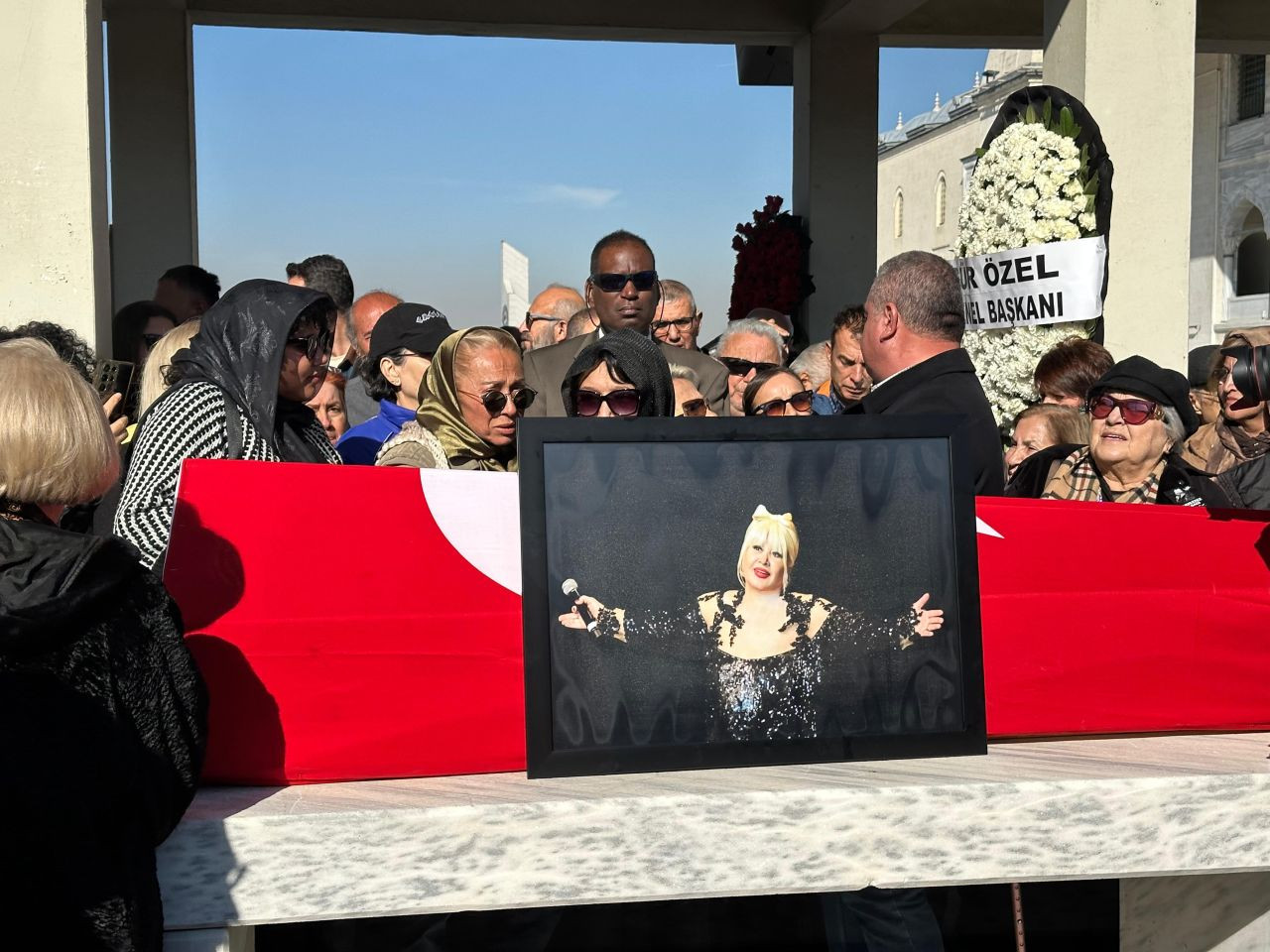 Türk Sanat Müziği'nin usta ismi Muazzez Abacı, Ankara'da son yolculuğuna uğurlandı! Gözyaşları sel oldu, aktı - Sayfa 2