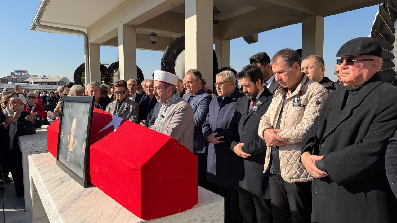 Türk Sanat Müziği'nin usta ismi Muazzez Abacı, Ankara'da son yolculuğuna uğurlandı! Gözyaşları sel oldu, aktı - Sayfa 4