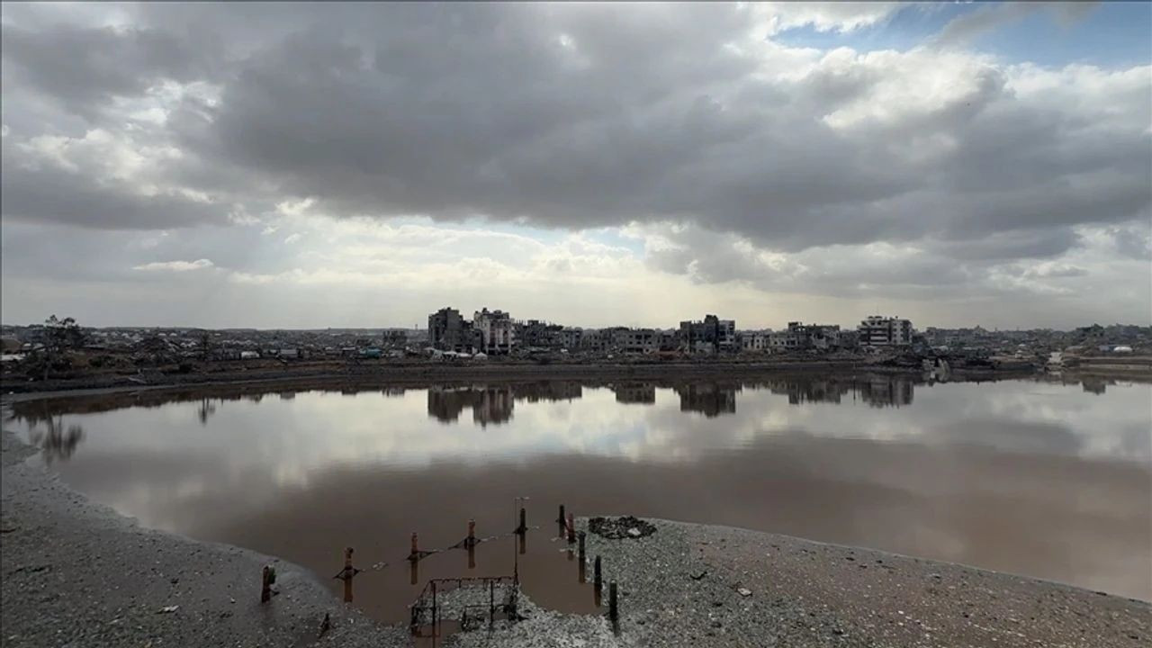 Gazze’yi bu kez sel vurdu! Şiddetli yağış çadırları su altında bıraktı: Lağım suları, hastalık riski ve ‘saatli bomba’ uyarısı... - Sayfa 4