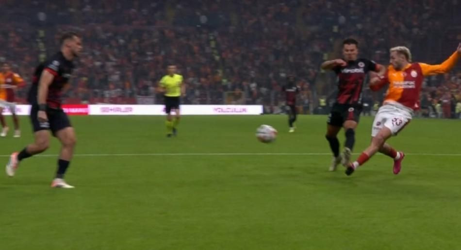Galatasaray'ın lehine bir penaltı bir de kırmızı kart verilmemiş! Trio ekibi açıkladı: Bu kadarına da pes! - Sayfa 12