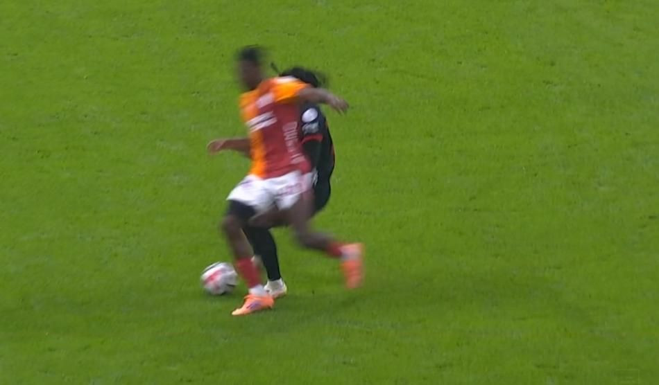 Galatasaray'ın lehine bir penaltı bir de kırmızı kart verilmemiş! Trio ekibi açıkladı: Bu kadarına da pes! - Sayfa 4