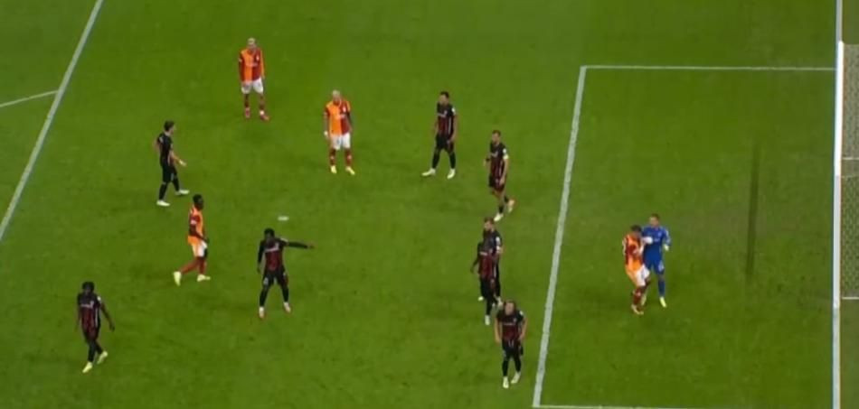 Galatasaray'ın lehine bir penaltı bir de kırmızı kart verilmemiş! Trio ekibi açıkladı: Bu kadarına da pes! - Sayfa 10