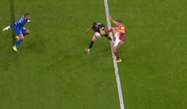 Galatasaray'ın lehine bir penaltı bir de kırmızı kart verilmemiş! Trio ekibi açıkladı: Bu kadarına da pes! - Sayfa 16